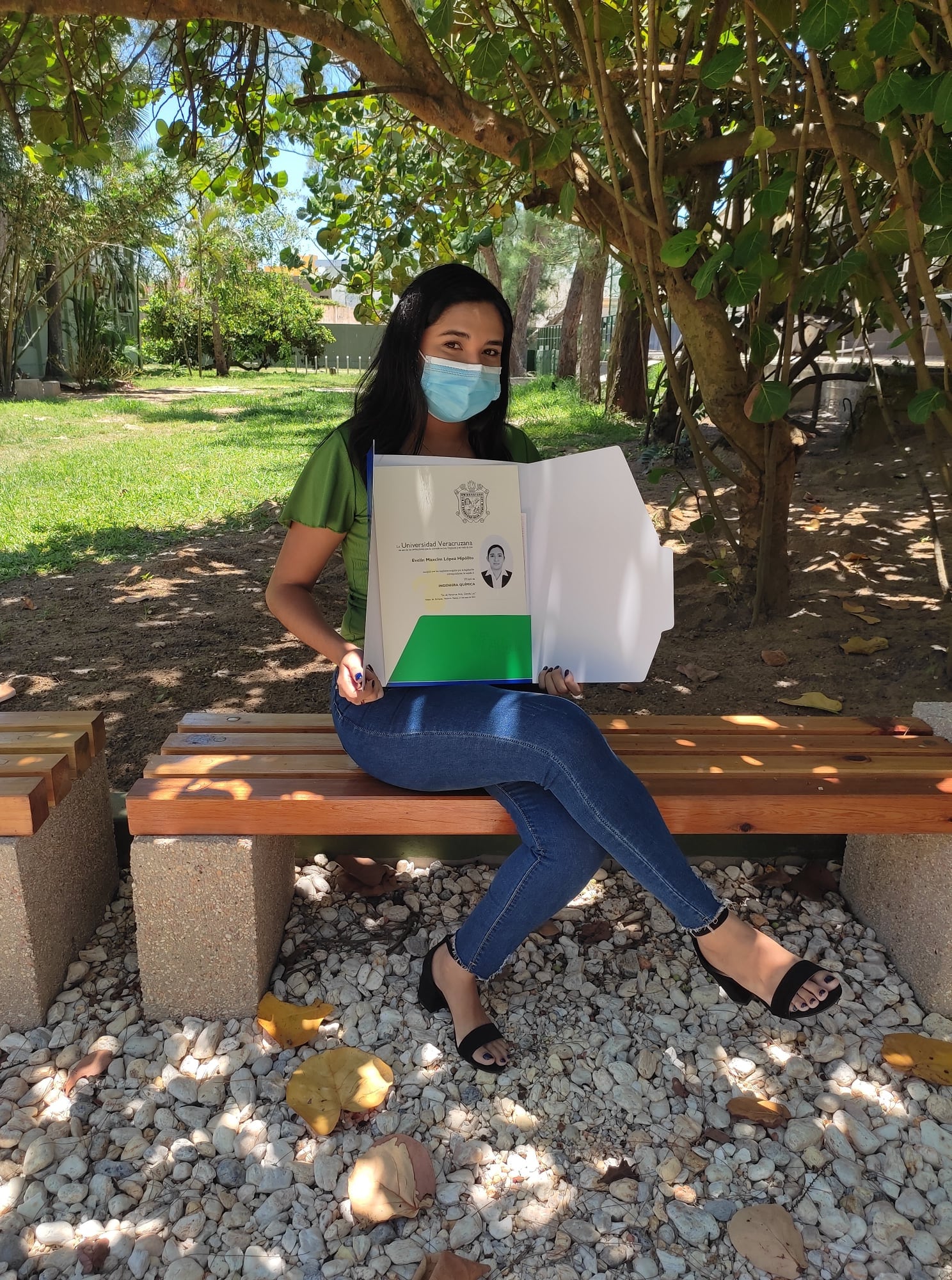 Evelin Hipólito con su título universitario