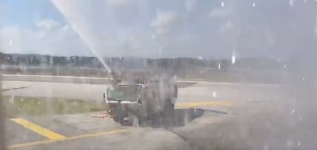 arco de agua de avión de Cancún al AIFA /captura de video-landa Sansores
