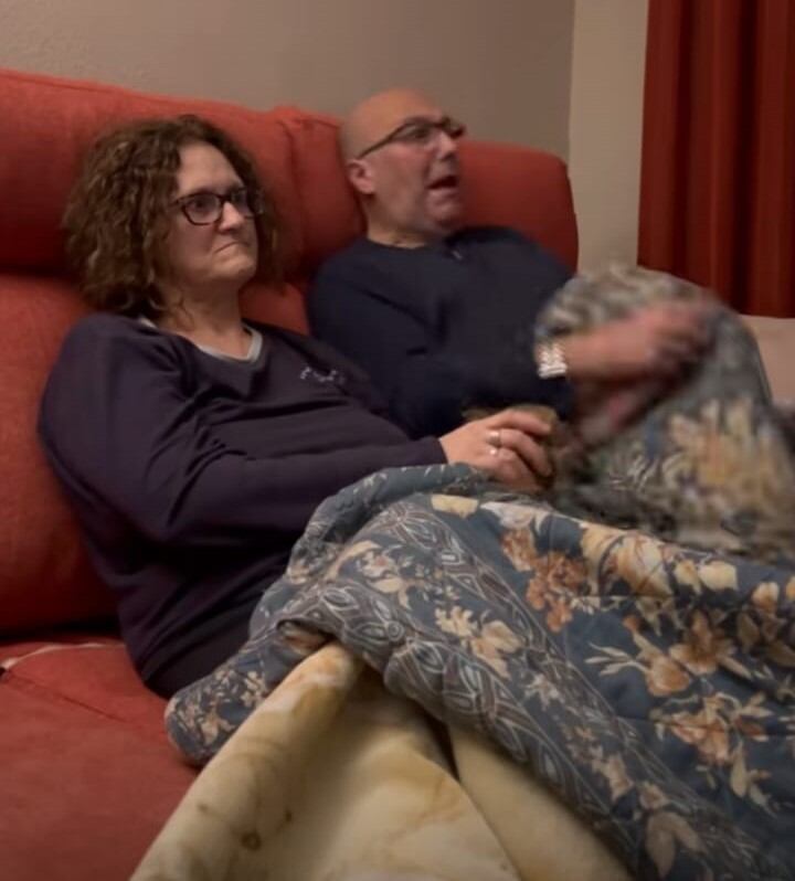 Esposos viendo una película de terror