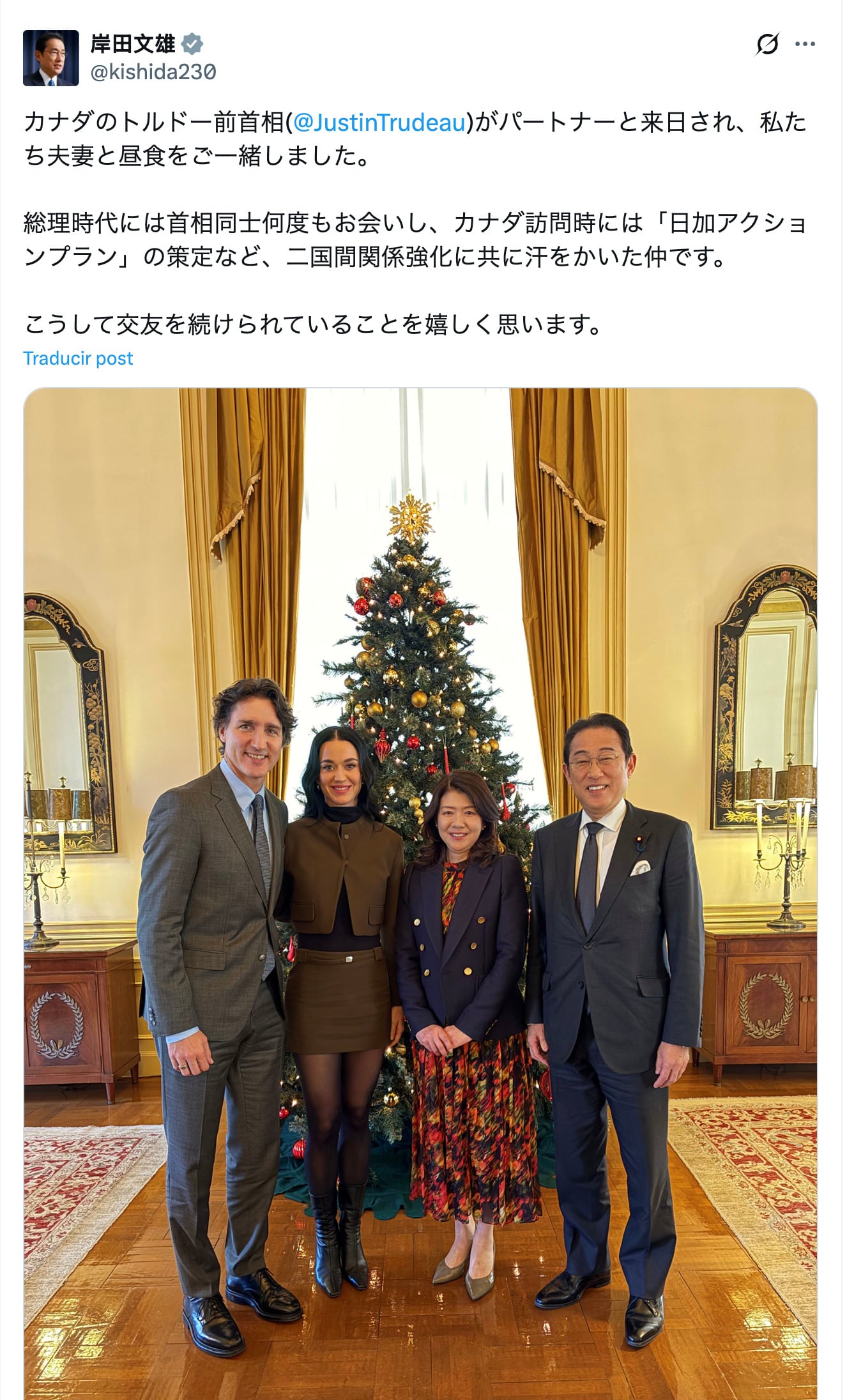 Justin Trudeau y Katy Perry con el ex primer ministro de Japón