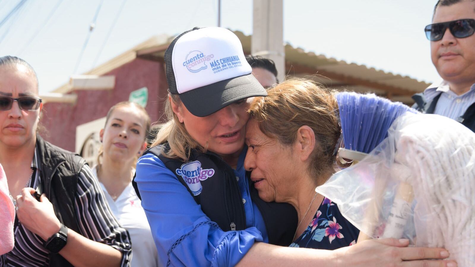Maru Campos recorre zonas afectadas por lluvias en Ciudad Juárez y entrega apoyos a familias damnificadas