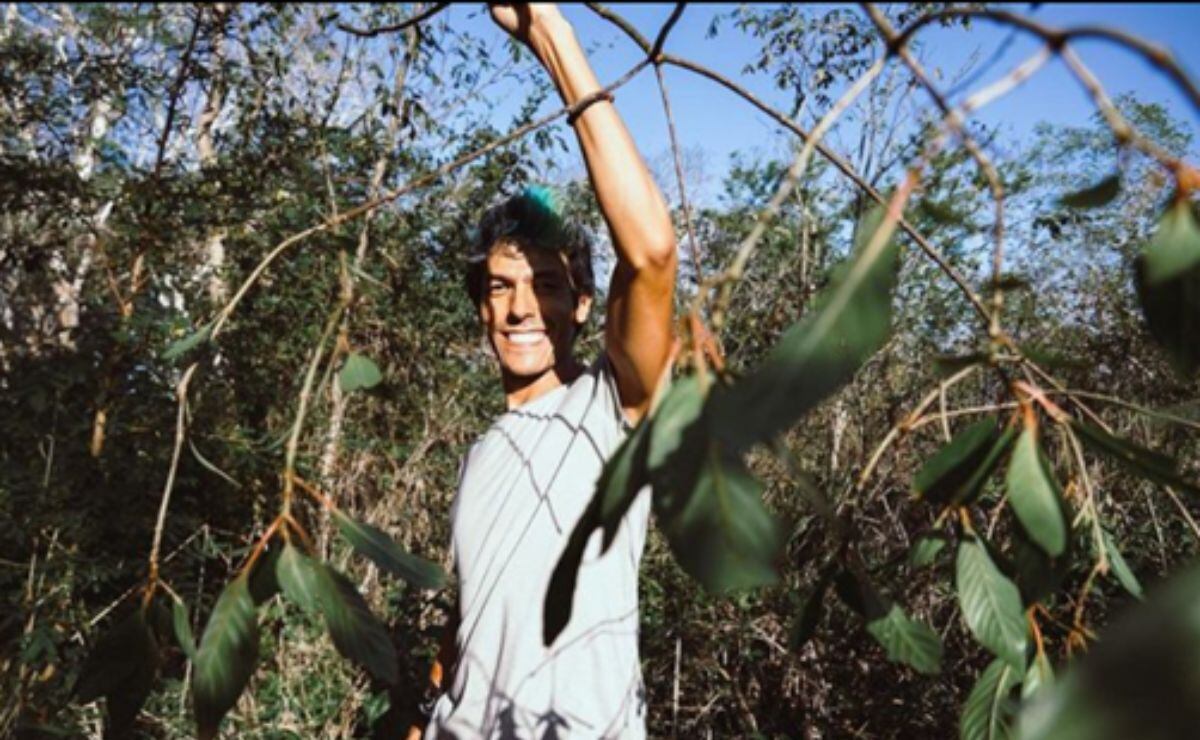 Rafa Polinesio esta viviendo en la selva pero se enteró de la tendencia de Barbie.