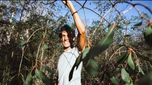 Rafa Polinesio esta viviendo en la selva pero se enteró de la tendencia de Barbie.