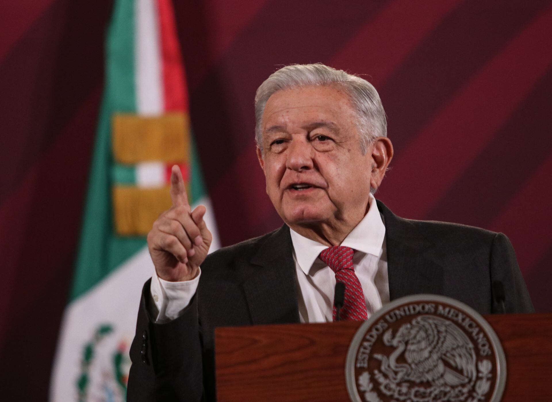 AMLO llama cretinos y caraduras a quienes lo atacan porque les cobra impuestos