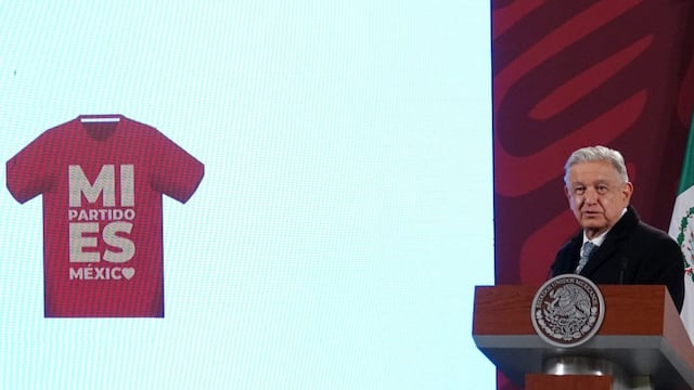 AMLO presume la playera de Edy Smol en la mañanera