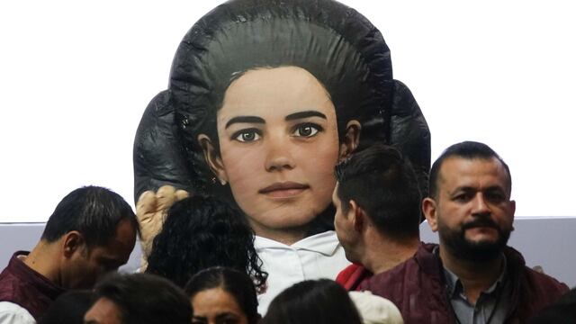 Una botarga de Luisa María Alcalde Luján, secretaria de Gobernación, durante el Séptimo Congreso Nacional Extraordinario de Morena realizado en el World Tarde Center