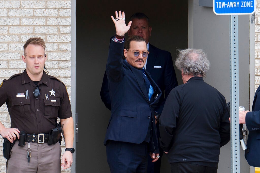 Johnny Depp saluda a sus fans