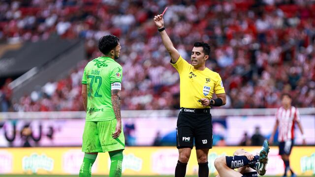 Arbitraje en el Chivas vs FC Juárez.