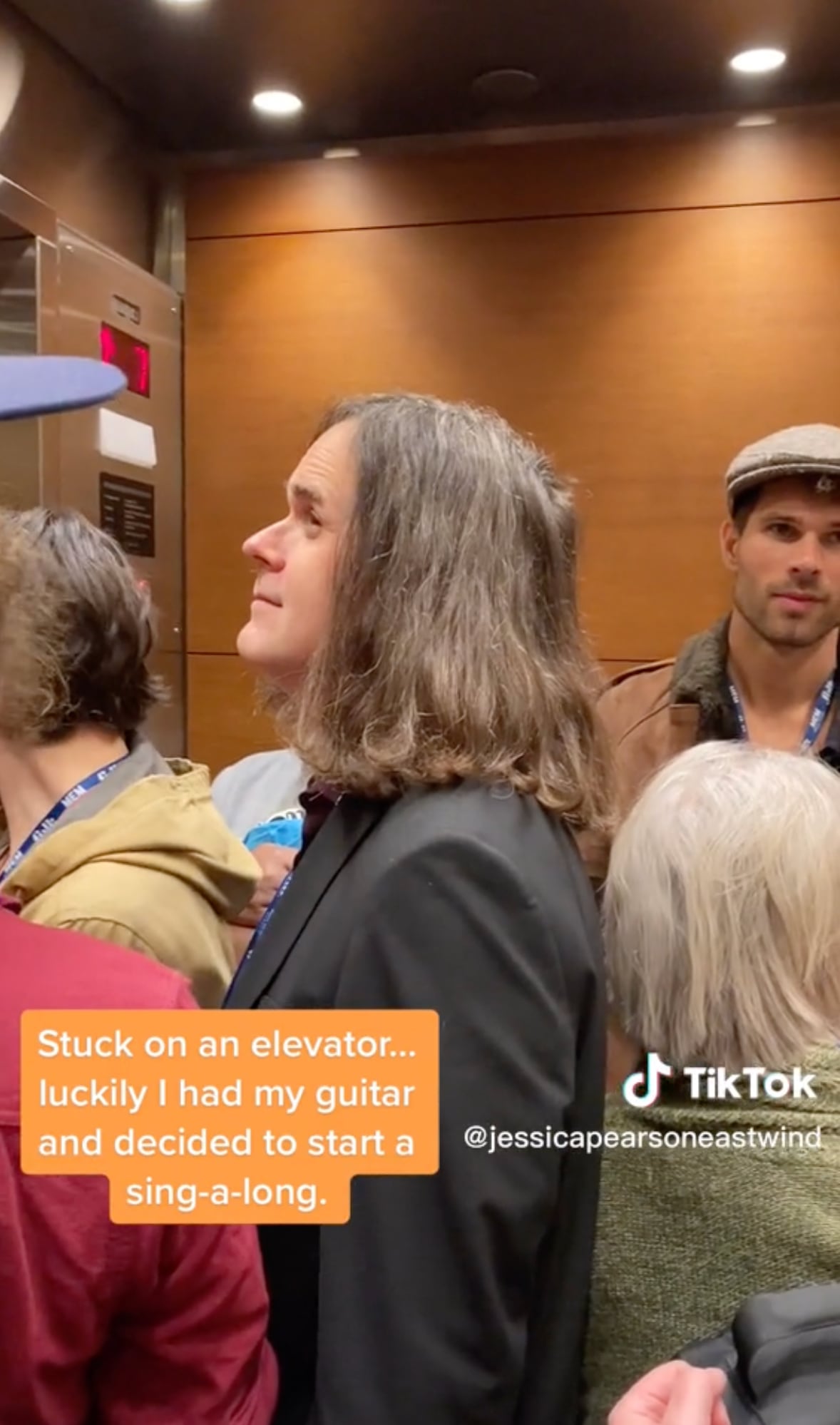 VIDEO: Creía alegrarles improvisando con su guitarra en un elevador, pero TikTok ve que las caras dicen otra cosa