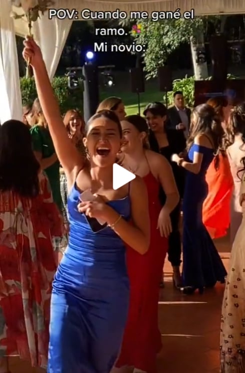 Atrapa el ramo en una boda y su novio huye despavorido