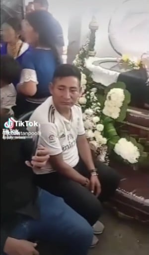 Aficionados llevan tele al velorio para ver el partido de su selección en Qatar 2022