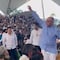 VIDEO: Salvador Cienfuegos aparece muy contento repartiendo regalos en la Guelaguetza 2022