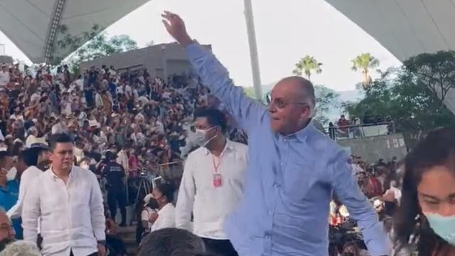 Salvador Cienfuegos aparece muy contento repartiendo regalos en la Guelaguetza 2022