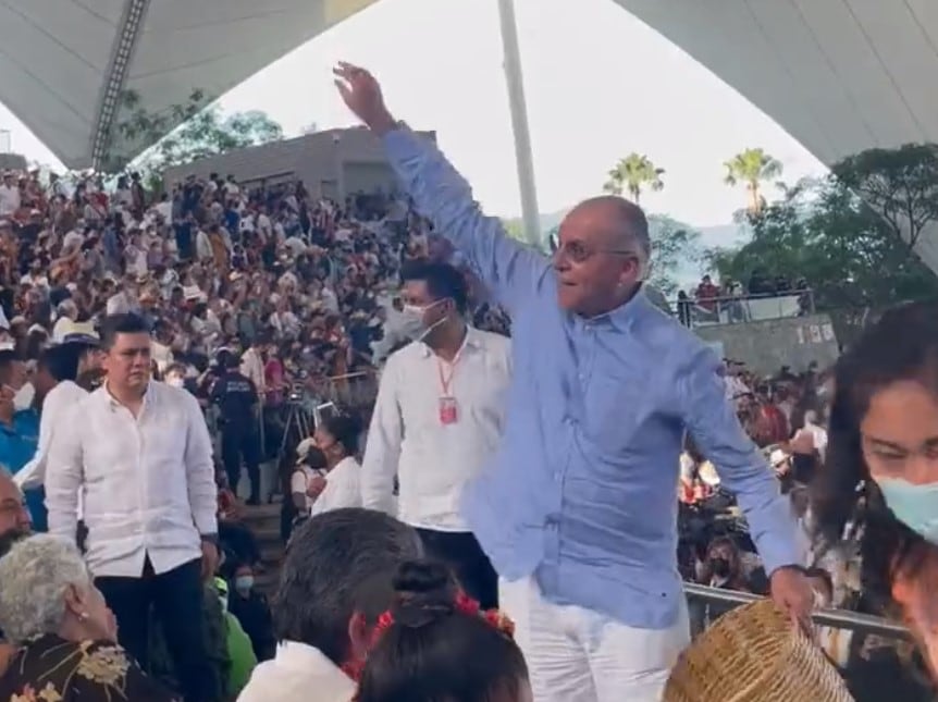 Salvador Cienfuegos aparece muy contento repartiendo regalos en la Guelaguetza 2022