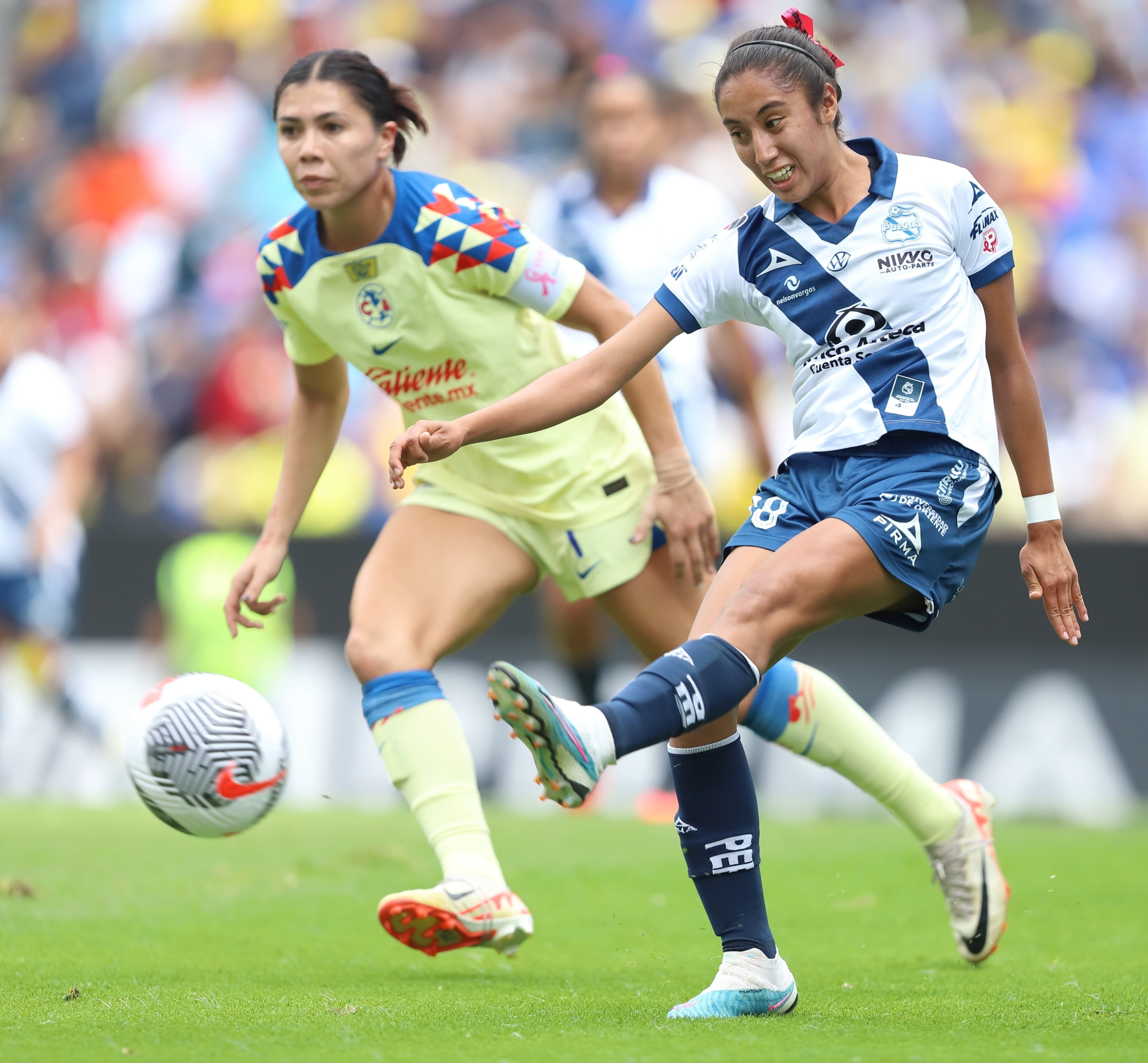 América Femenil enfrentando a Club Puebla en el Estadio Cuauhtémoc