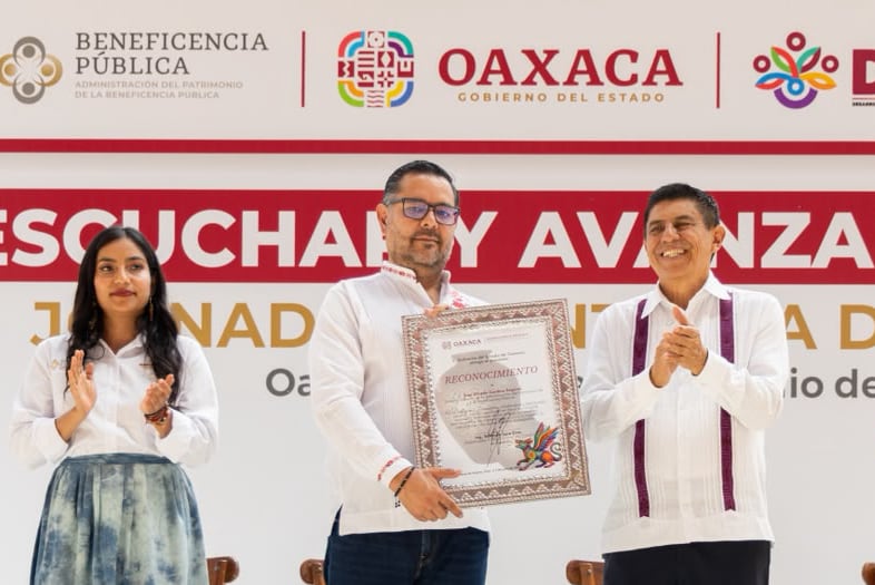 El gobernador de Oaxaca, Salomón Jara Cruz, entregó más de mil 400 apoyos funcionales, visuales, auditivos y de movilidad durante la jornada.