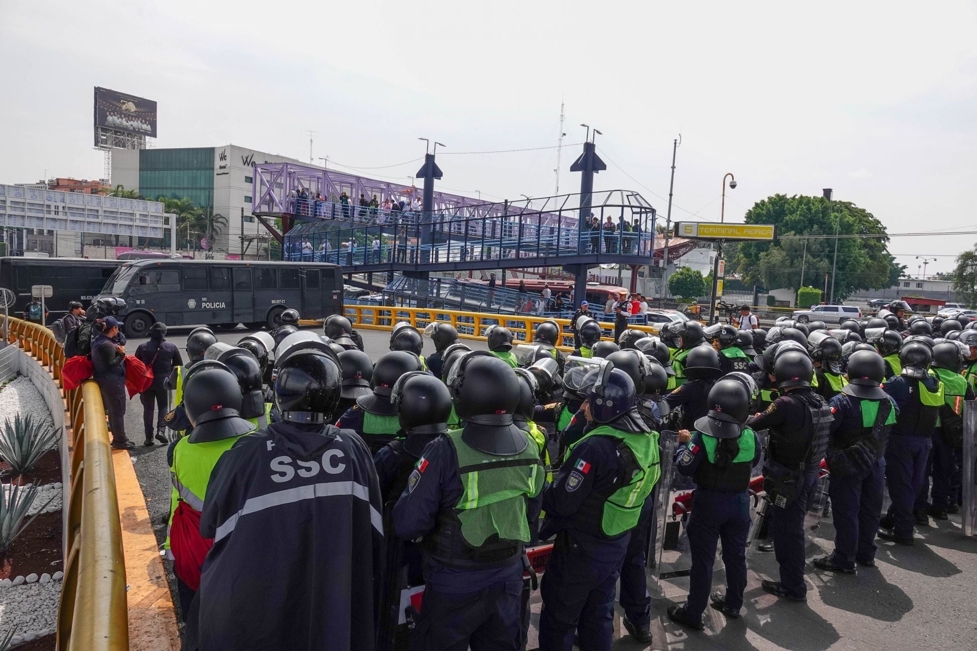 Operativo en el AICM por protesta de la CNTE