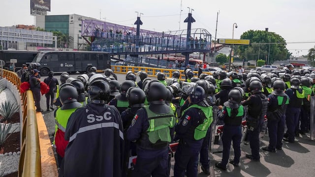 Operativo en el AICM por protesta de la CNTE