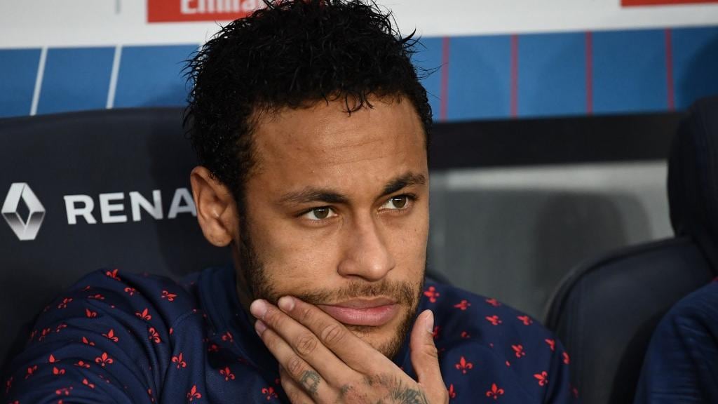 Neymar en el banco del PSG.