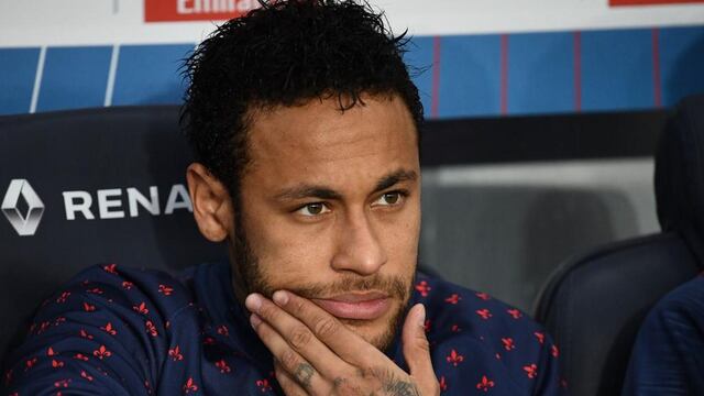 Neymar en el banco del PSG.