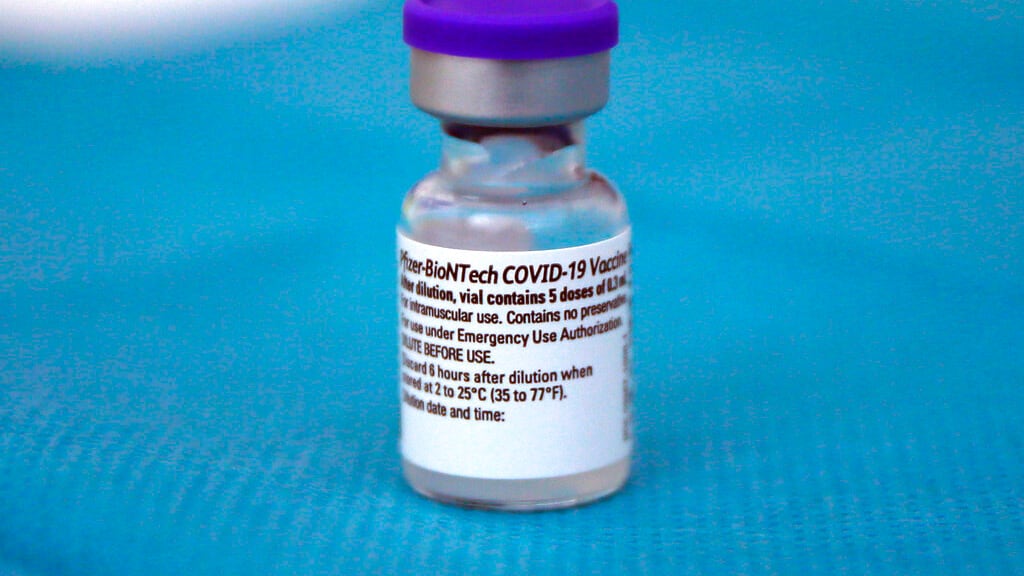 Vacuna de Pfizer necesitará tercera dosis