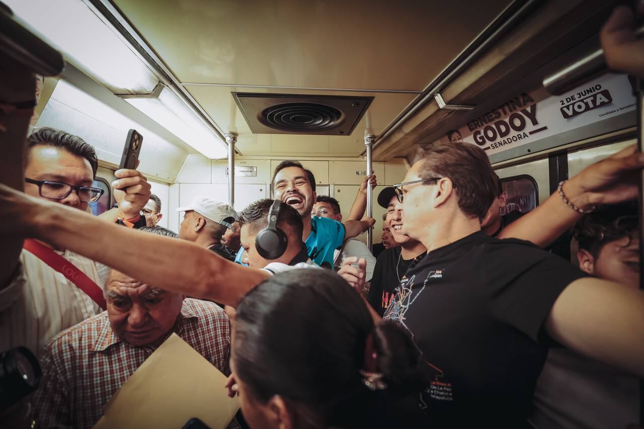 Jorge Álvarez Máynez recorre el Metro CDMX
