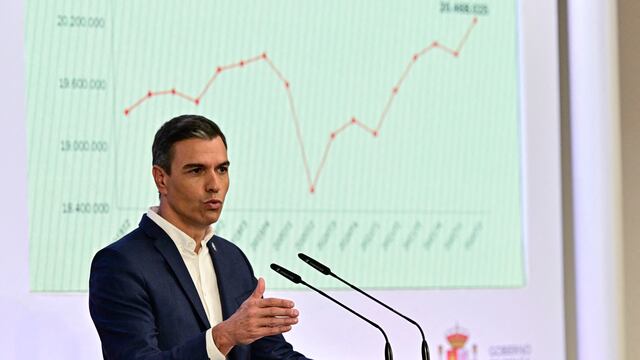 El presidente de España, Pedro Sánchez, sugirió no usar corbata para ahorrar energía.