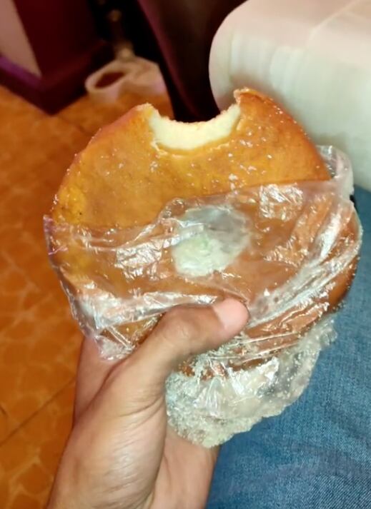 Una vendedora lo estafa con una dona