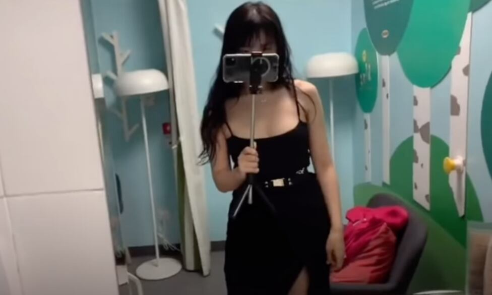 Zou Yaqui, joven que finge ser millonaria