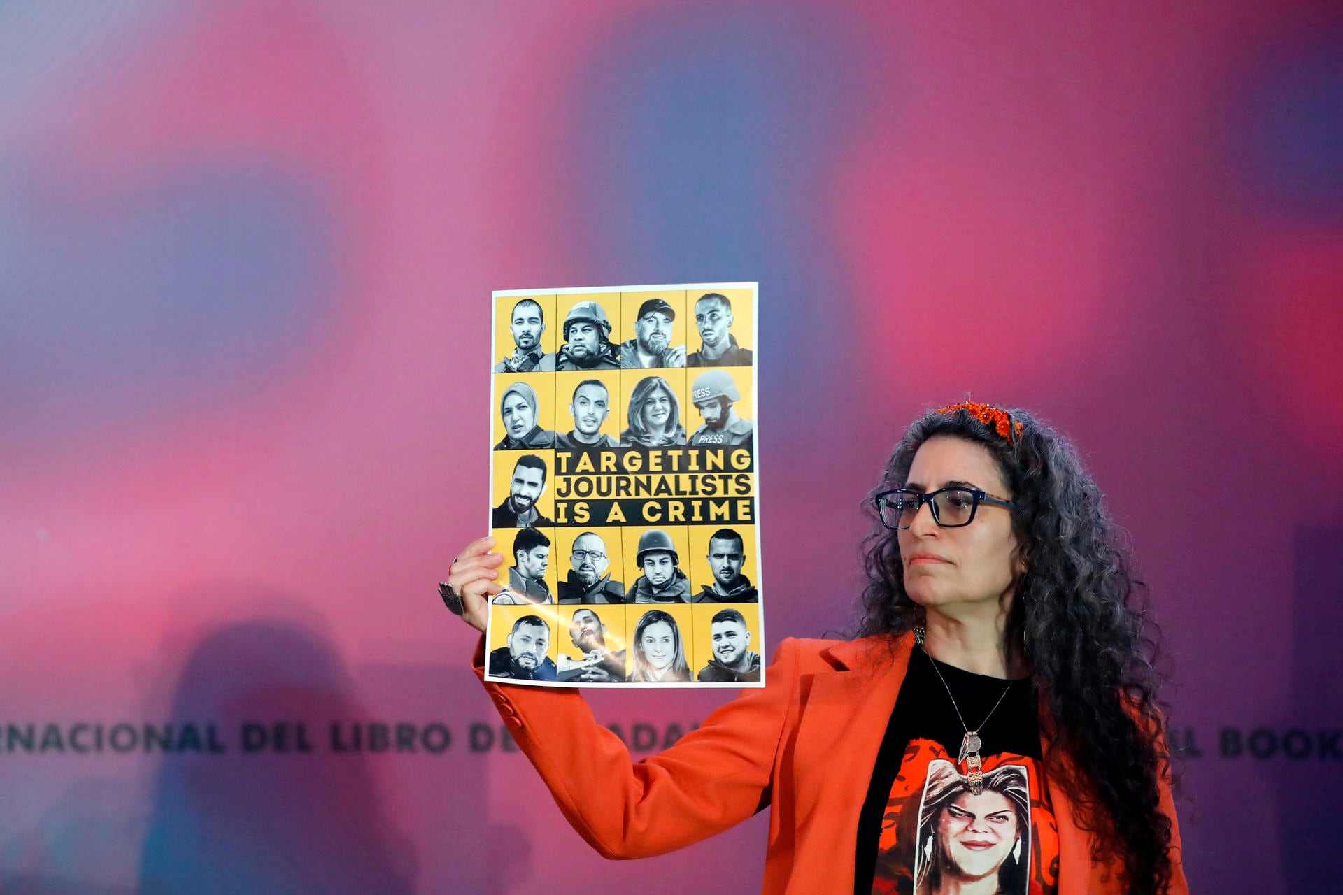 La periodista palestina y directora ejecutiva del canal Al Jazeera, Dima Khatib, participa en una acción solidaria y protesta por los colegas detenidos, desaparecidos y asesinados en Gaza.