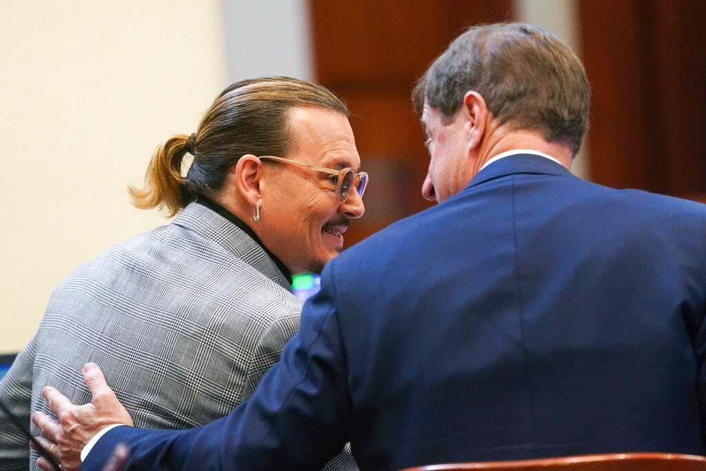 Johnny Depp riendo del testimonio de su ex agente de talentos