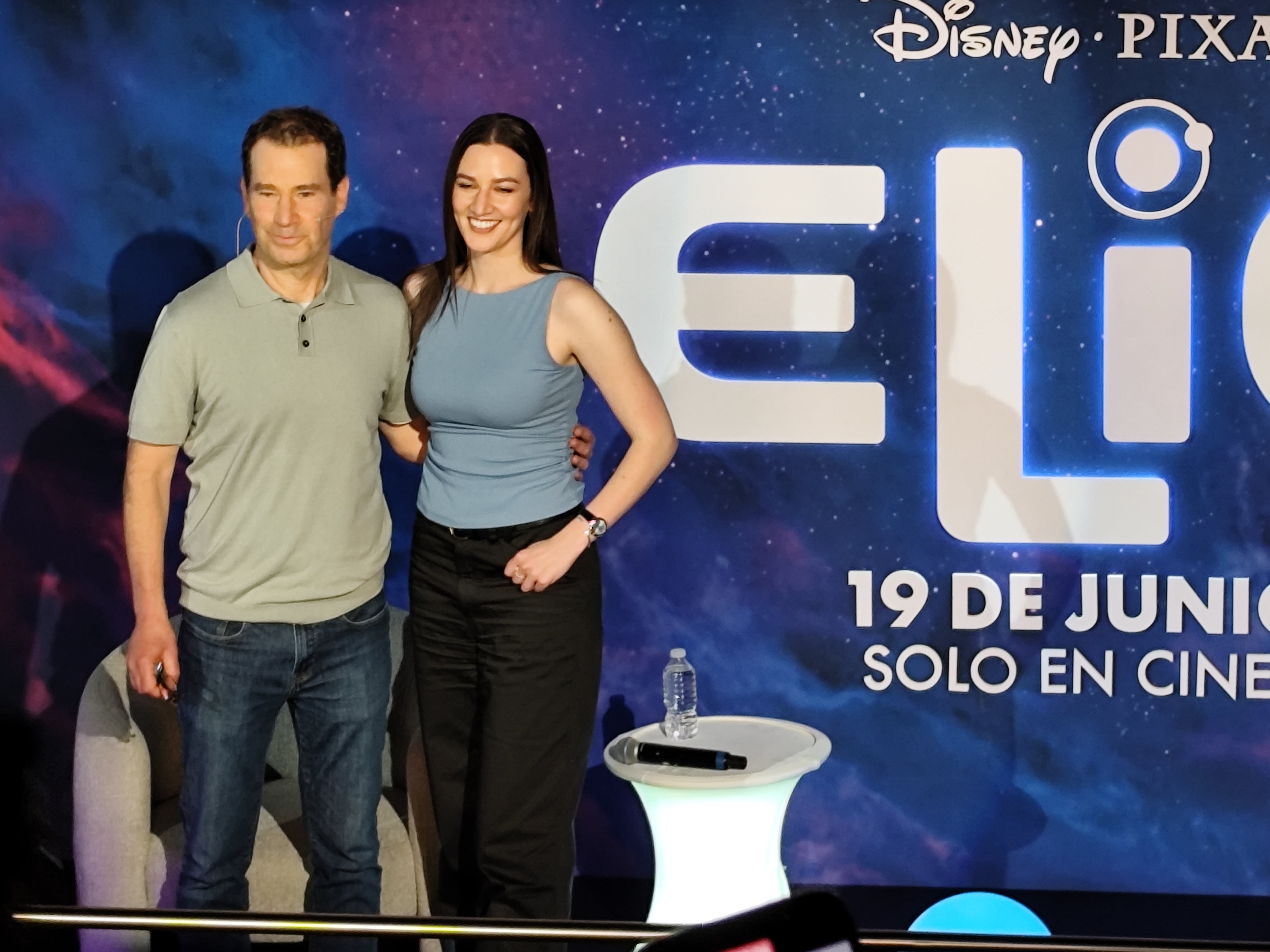 Madeline Sharafian, directora de Elio de Disney Pixar, e Ivo Kos, artista de Pixar