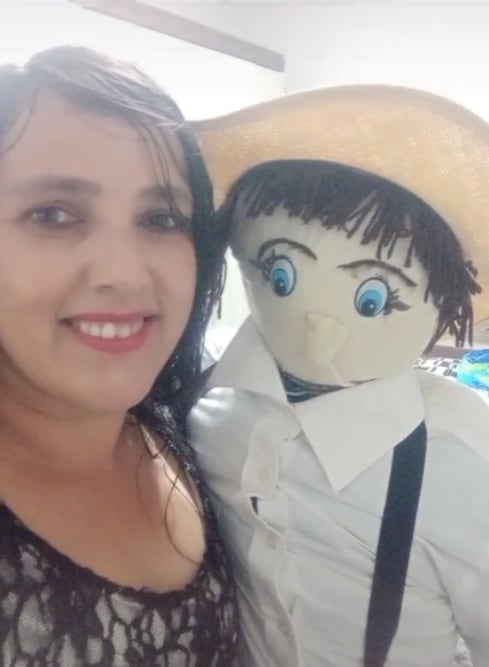 Meirivone Rocha Moraes y su esposo de trapo Marcelo