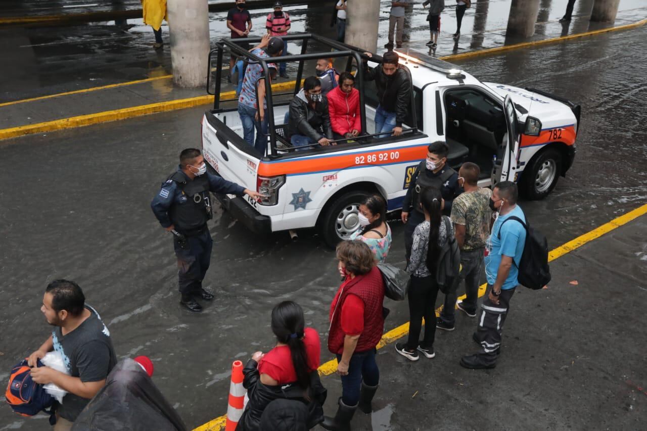 Policías brindaron auxilio.