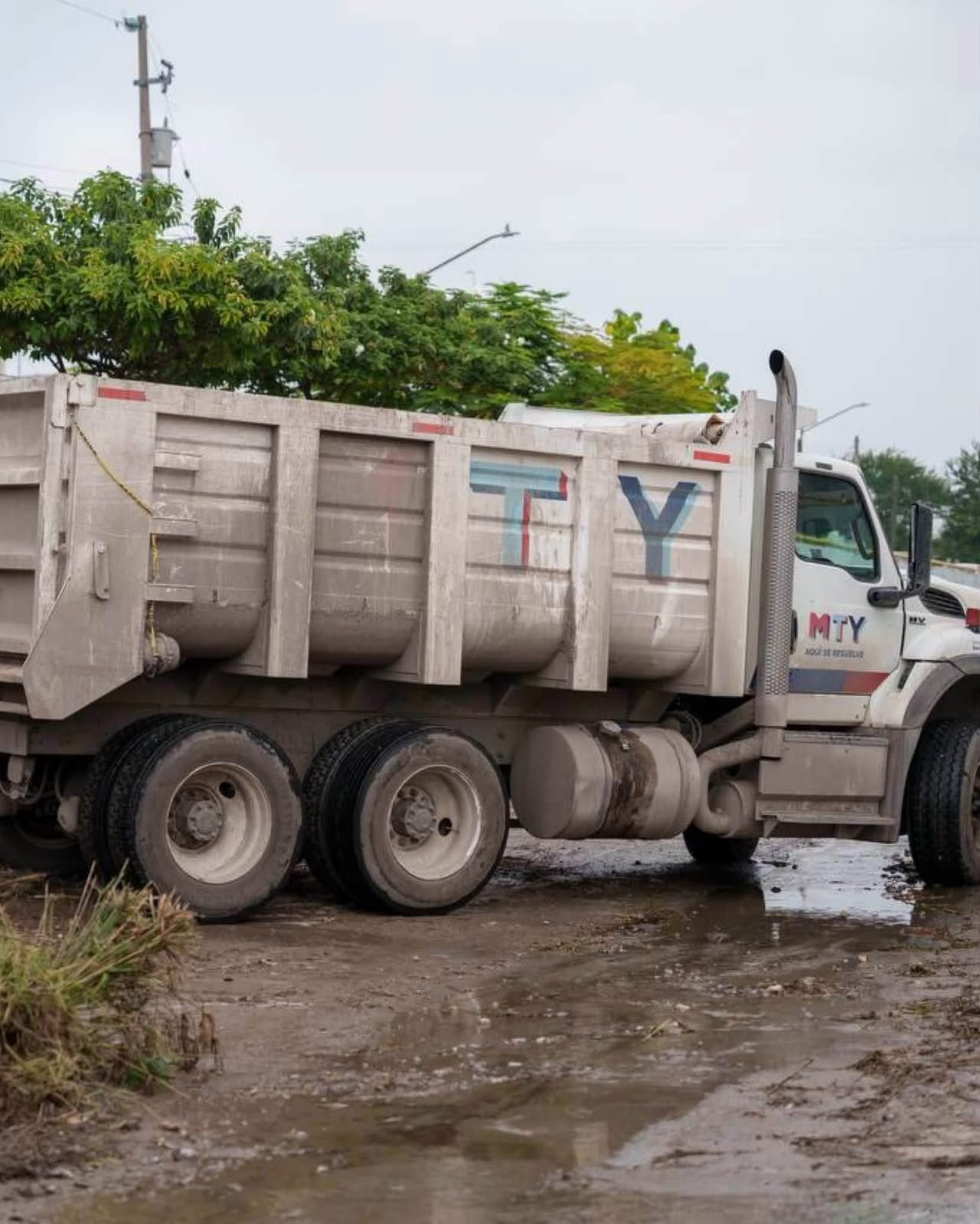 Monterrey atiende reportes vecinales con limpieza del Canal Medular.
