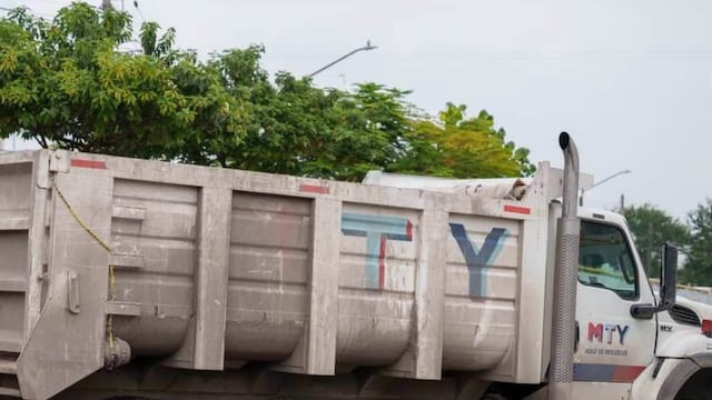 Monterrey atiende reportes vecinales con limpieza del Canal Medular.