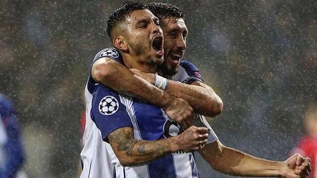 ‘Tecatito’ Corona junto a Héctor Herrera.