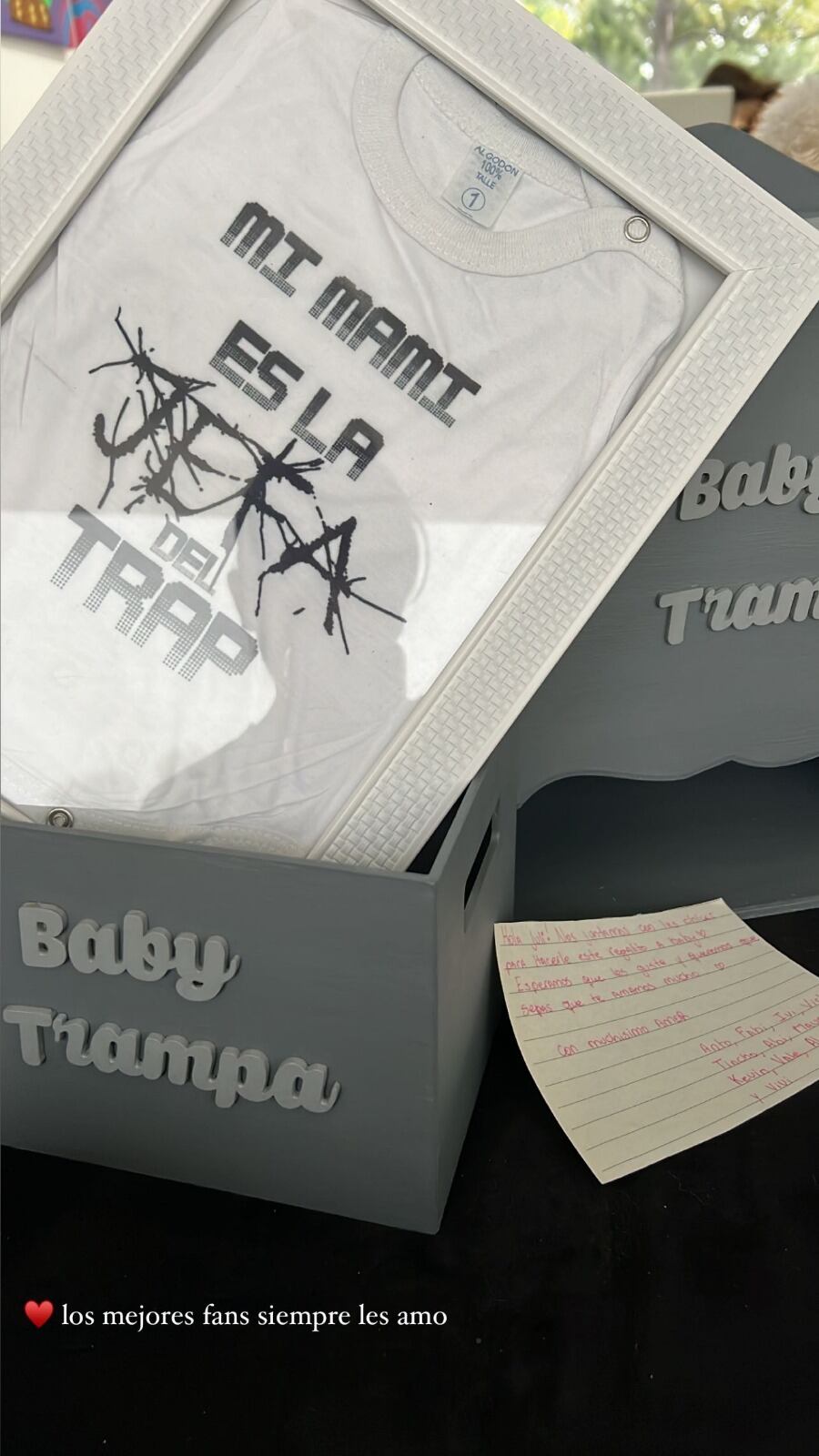 Cazzu recibe regalos por su maternidad