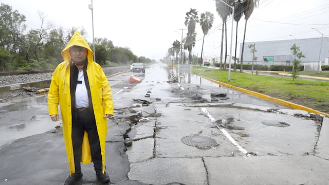 Cierran tramo de avenida Barragán en Escobedo por daños en el pavimento