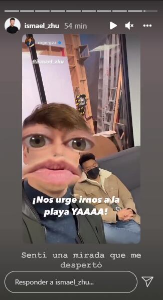 Roger González exhibe a compañero dormido.