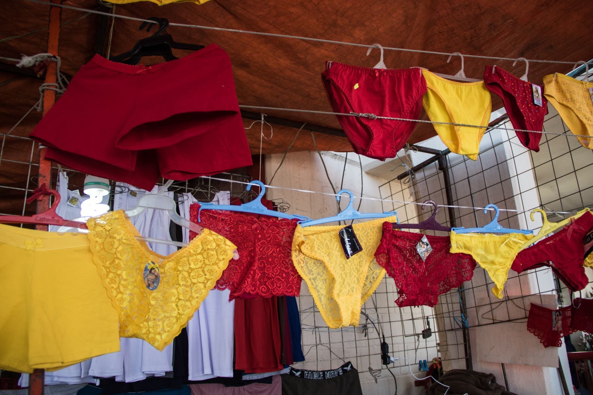 Calzones rojos y amarillos para recibir el Año Nuevo