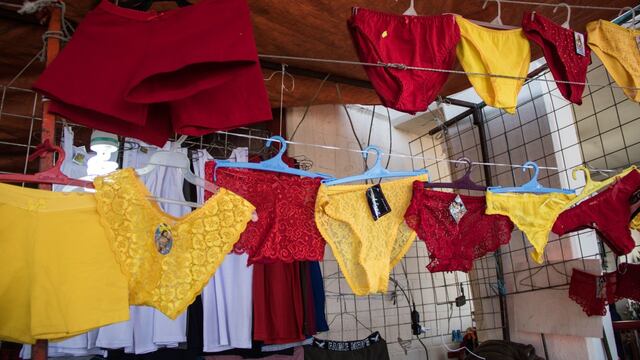 Calzones rojos y amarillos para recibir el Año Nuevo