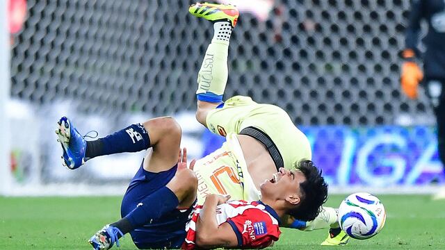 Henry Martin le cayó encima a Erick Gutiérrez