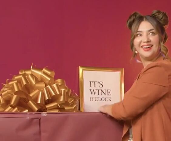 Daniela Lujan antes de ver que Imanol estaba en la caja.