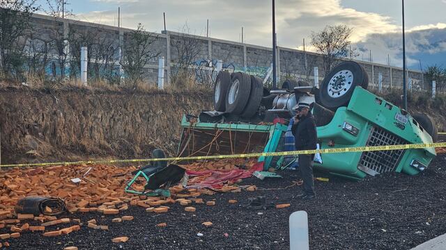 Vuelca tráiler e autopista México-Puebla