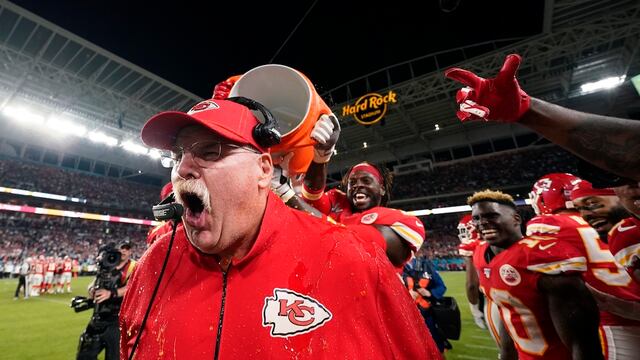 Reid sufre el tradicional festejo de sus jugadores