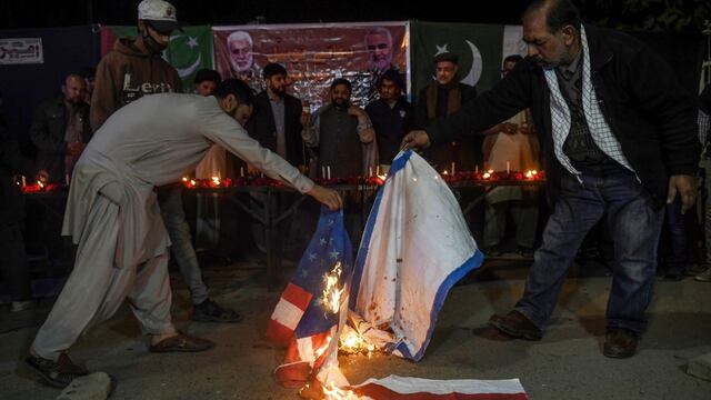 Queman musulmanes en Karachi bandera de Estados Unidos e Israel
