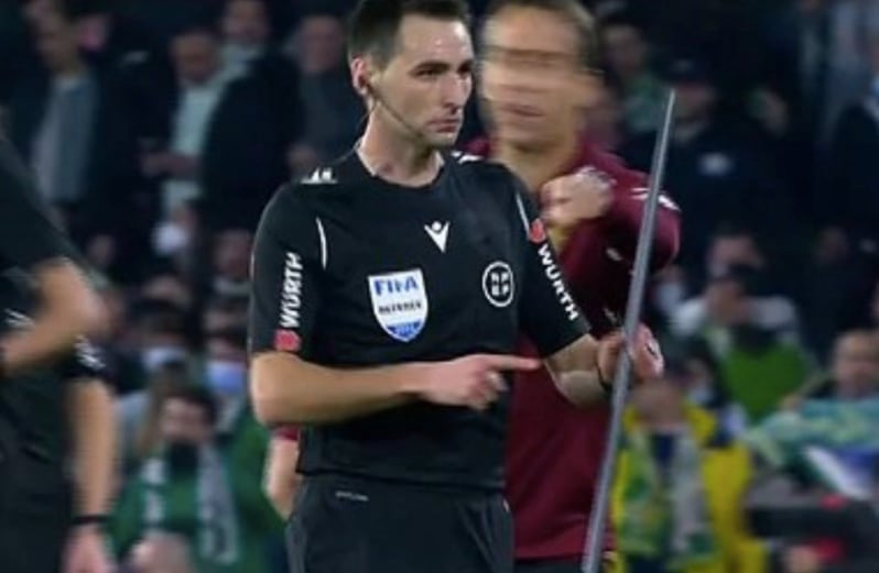 Así fue el proyectil que golpeó a un jugador del Sevilla FC