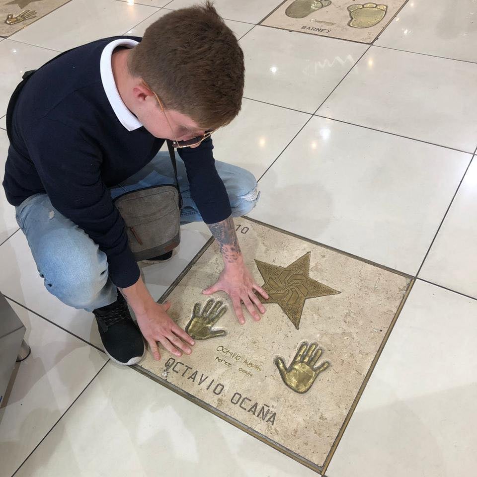 Octavio Ocaña en paseo de la fama en Televisa.