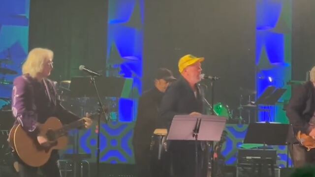 R.E.M se reúnen a cantar Losing My Religion.